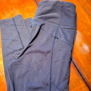 Avia compression leggings. Black size M.  Zipper pockets on both legs.